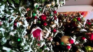 Yılbaşı ağacı, yeni yıl için süslenmiş dikey video formatı Gece karı Moskova, Rusya, 19 Aralık 2021