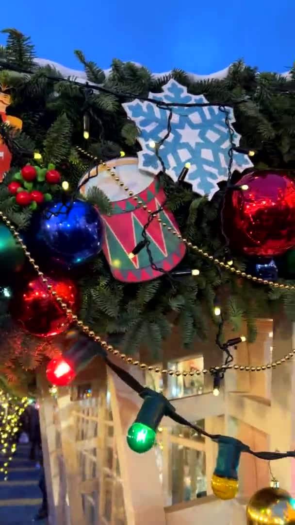 Οδός διακοσμημένα για το νέο έτος και τα Χριστούγεννα.Κάθετη μορφή βίντεο Χιόνι το χειμώνα νύχτα Μόσχα, Ρωσία, 19 Δεκεμβρίου 2021 — Αρχείο Βίντεο