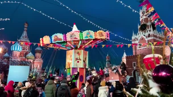 Народные гуляния на Новогодней Рождественской ярмарке на Красной площади в Москве, Россия, 19 декабря 2021 года — стоковое видео
