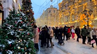 19 Aralık 2021 'de Rusya, Moskova Kızıl Meydanı' ndaki Yeni Yıl Fuarı 'nda halk şenlikleri. Yüksek kalite 4k görüntü