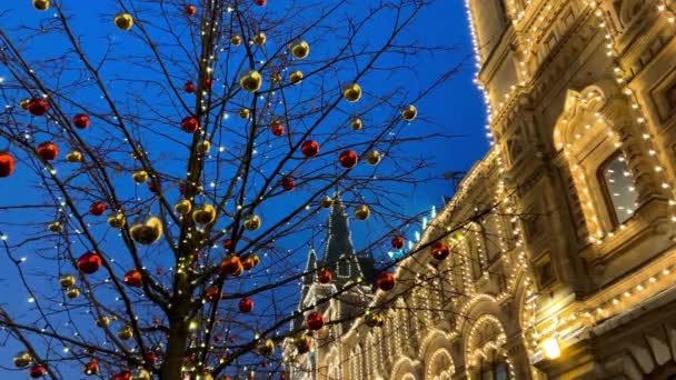 Straat Versierd Met Nieuwjaar Kerstmis Nachtsneeuw Moskou Rusland December 2021 — Stockvideo