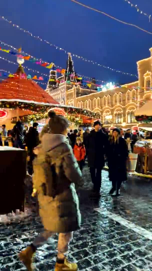 赤の広場モスクワ ロシア 12月19 2021垂直ビデオでの新年のクリスマスフェアでの民俗祭り 高品質4K映像 — ストック動画