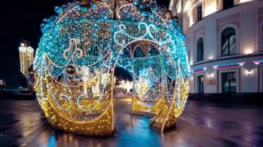 Yeni yıl ve Noel için sokak dekore edildi. Gece karı Moskova, Rusya, 19 Aralık 2021. 