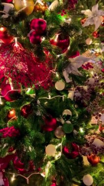 Yılbaşı için sokakta süslenmiş Noel ağacı. Dikey video gecesi kar yağışlı Moskova, Rusya, 19 Aralık 2021. Yüksek kalite 4k görüntü