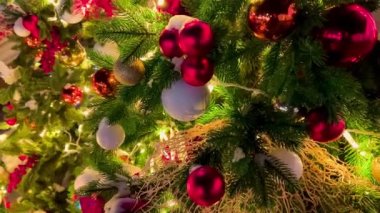 Yılbaşı için sokakta süslenmiş Noel ağacı. 19 Aralık 2021 'de Moskova, Rusya' da gece karı yağdı. Yüksek kalite 4k görüntü