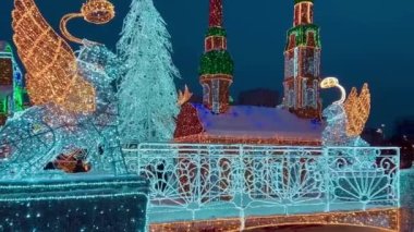 Yeni yıl ve Noel için sokak dekore edildi. 19 Aralık 2021 'de Moskova, Rusya' da gece karı yağdı. Yüksek kalite 4k görüntü