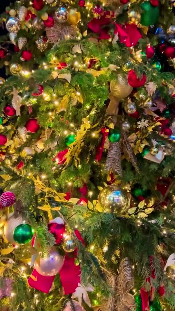 新年のために飾られた通りのクリスマスツリー 垂直ビデオ夜の冬の雪モスクワ ロシア 2021年12月19日 高品質4K映像 — ストック動画