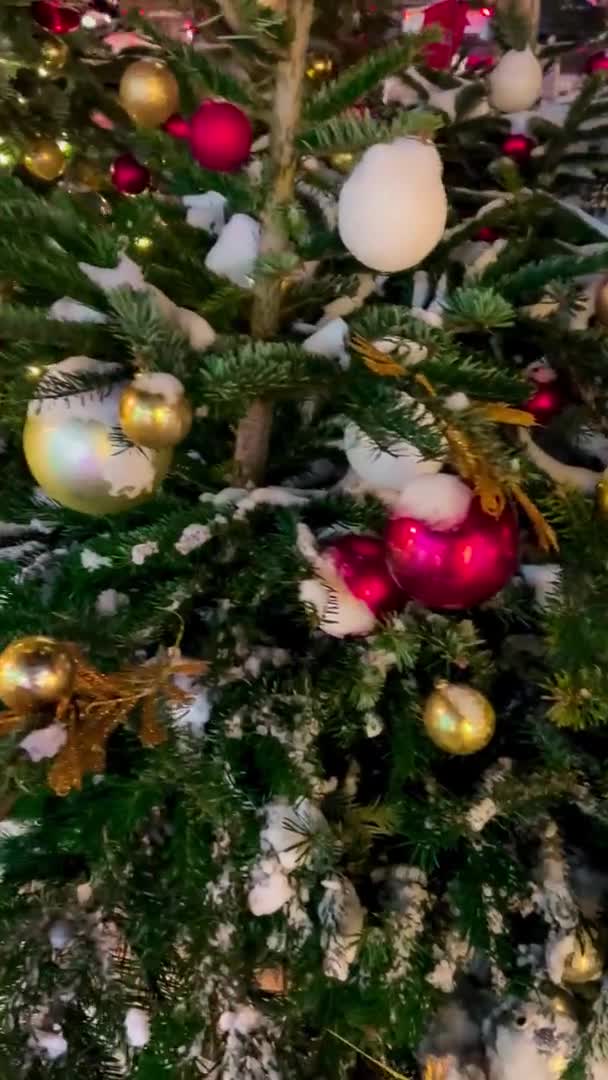 Árbol Navidad Calle Decorado Para Año Nuevo Vídeo Vertical Noche — Vídeos de Stock