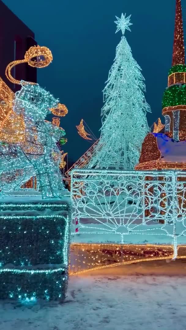新年とクリスマスのために装飾された通り 夜の冬の雪モスクワ ロシア 2012年12月19日2021年垂直ビデオ形式高品質4K映像 — ストック動画