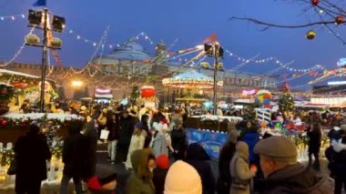 19 Aralık 2021 'de Rusya, Moskova Kızıl Meydanı' ndaki Yeni Yıl Fuarı 'nda halk şenlikleri. Yüksek kalite 4k görüntü