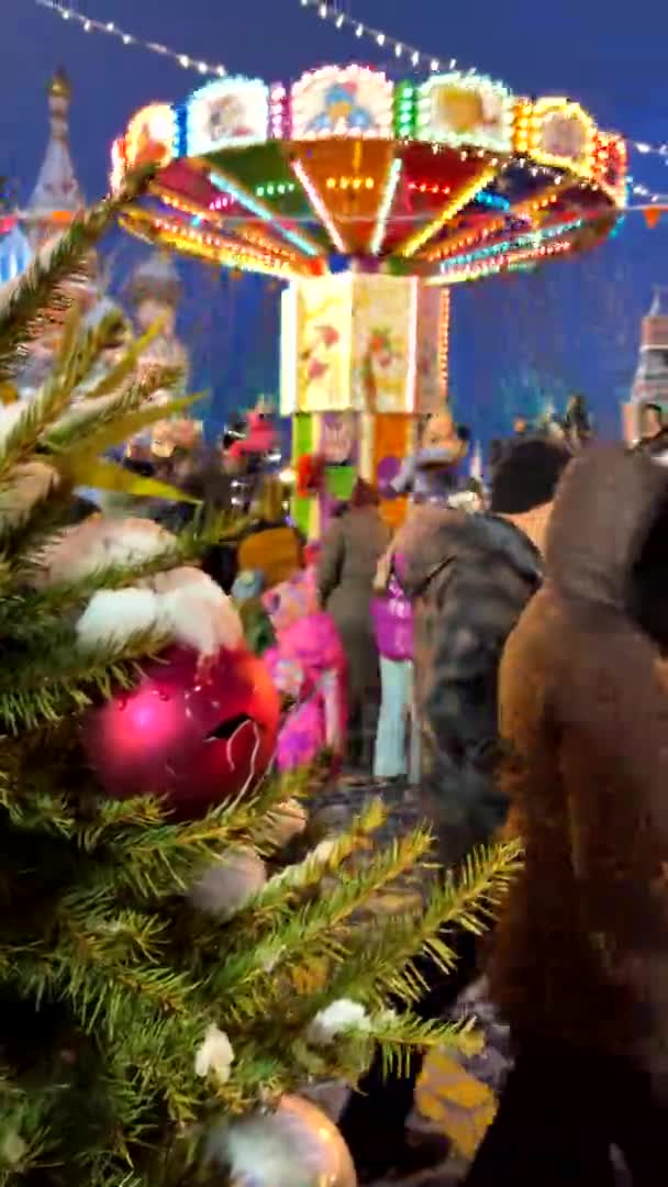 赤の広場モスクワ ロシア 12月19 2021垂直ビデオでの新年のクリスマスフェアでの民俗祭り 高品質4K映像 — ストック動画