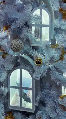 Yılbaşı için sokakta süslenmiş Noel ağacı. Dikey video gecesi kar yağışlı Moskova, Rusya, 19 Aralık 2021. Yüksek kalite 4k görüntü