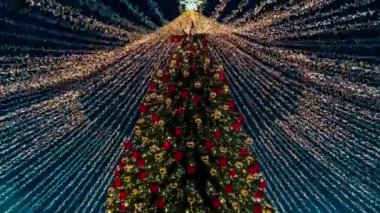 Yılbaşı için sokakta süslenmiş Noel ağacı. 19 Aralık 2021 'de Moskova, Rusya' da gece karı yağdı. Yüksek kalite 4k görüntü