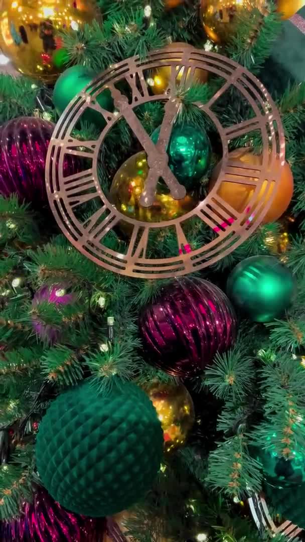 Vánoční Stromeček Ulici Zdobené Nový Rok Vertikální Video Noční Zimní — Stock video