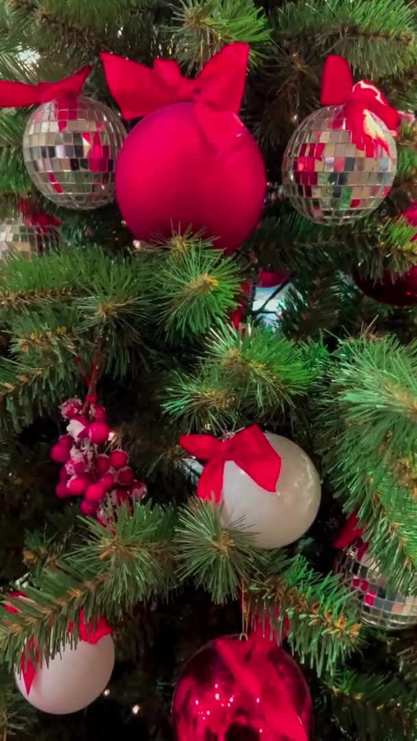 Kerstboom Straat Versierd Met Nieuwjaar Verticale Video Nacht Winter Sneeuw — Stockvideo