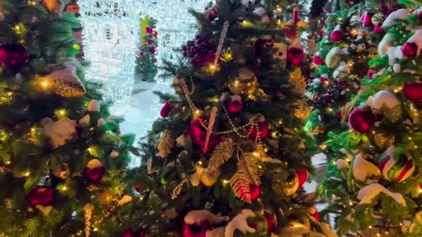 Albero Natale Strada Decorato Durante Anno Nuovo Notte Neve Invernale — Video Stock
