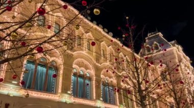 Yeni yıl ve Noel için sokak dekore edildi. 19 Aralık 2021 'de Moskova, Rusya' da gece karı yağdı. Yüksek kalite 4k görüntü