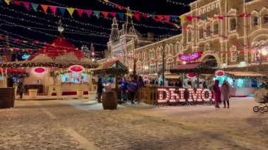 19 Aralık 2021 'de Rusya, Moskova Kızıl Meydanı' ndaki Yeni Yıl Fuarı 'nda halk şenlikleri. Yüksek kalite 4k görüntü