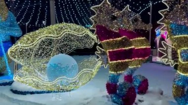 Yeni yıl ve Noel için sokak dekore edildi. 19 Aralık 2021 'de Moskova, Rusya' da gece karı yağdı. Yüksek kalite 4k görüntü