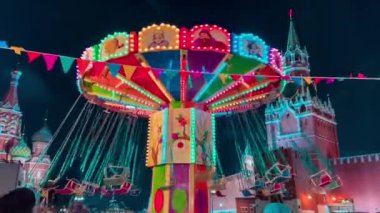 Yeni yıl atlıkarıncasında, Kızıl Meydan gecesi kar yağışında 19 Aralık 2021 'de Rusya, Moskova' da yüksek kaliteli 4K görüntüler. Yüksek kalite 4k görüntü