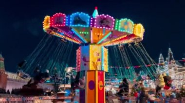 Yeni yıl atlıkarıncasında, Kızıl Meydan gecesi kar yağışında 19 Aralık 2021 'de Rusya, Moskova' da yüksek kaliteli 4K görüntüler. Yüksek kalite 4k görüntü