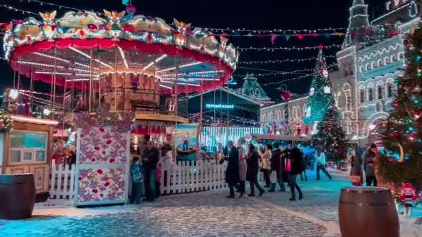 Red Square Nightのクリスマスフェアでの新年のカルーセル冬の雪モスクワ ロシア 12月19 2021高品質の4K映像 高品質4K映像 — ストック動画