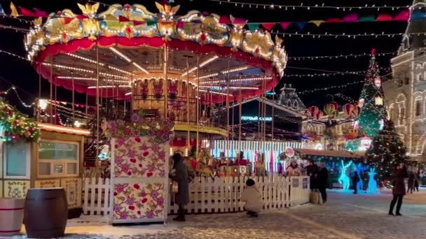 Nyårskarusell Julmarknad Röda Torget Nattvinter Snö Moskva Ryssland December 2021 — Stockvideo