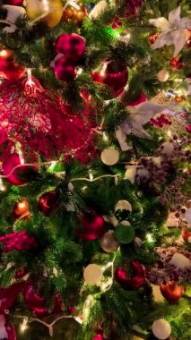 Yılbaşı için sokakta süslenmiş Noel ağacı. Dikey Video Gecesi Moskova, Rusya, 19 Aralık 2021