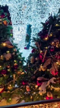 Yılbaşı için sokakta süslenmiş Noel ağacı. Dikey Video Gecesi Moskova, Rusya, 19 Aralık 2021