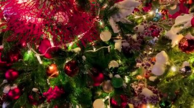 Yılbaşı için sokakta süslenmiş Noel ağacı. Gece karı Moskova, Rusya, 19 Aralık 2021