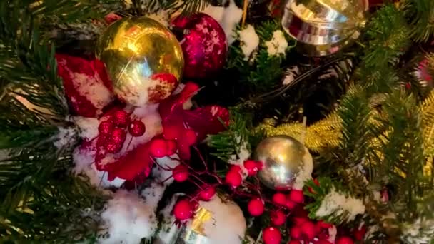 Árbol de Navidad en la calle decorado para Año Nuevo. Vídeo vertical Noche invierno nieve Moscú, Rusia, Diciembre 19, 2021 — Vídeo de stock