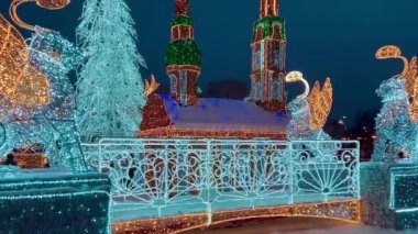 Yeni yıl ve Noel için sokak dekore edildi. Gece karı Moskova, Rusya, 19 Aralık 2021