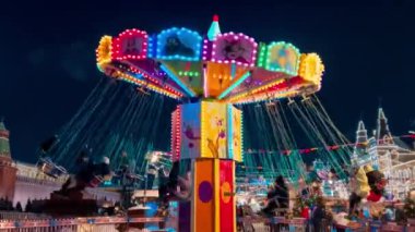 Yeni yıl atlıkarıncasında yılbaşı gecesi Kızıl Meydan gecesi kar yağışında Moskova, Rusya, 19 Aralık 2021 Yüksek kalite 4k görüntü