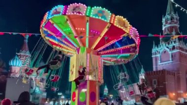 Yeni yıl atlıkarıncasında yılbaşı gecesi Kızıl Meydan gecesi kar yağışında Moskova, Rusya, 19 Aralık 2021 Yüksek kalite 4k görüntü