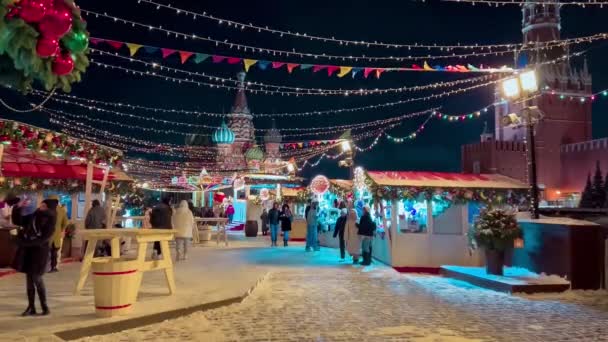 Volksfest auf dem Neujahrsmarkt auf dem Roten Platz Moskau, Russland, 19. Dezember 2021 — Stockvideo