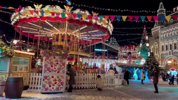 Carrusel de Año Nuevo en la Feria de Navidad en la Plaza Roja Nieve de invierno Moscú, Rusia, Diciembre 19, 2021 — Vídeos de Stock