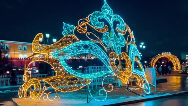 Via decorata per Capodanno e Natale. Notte neve invernale Mosca, Russia, 19 dicembre 2021 — Video Stock