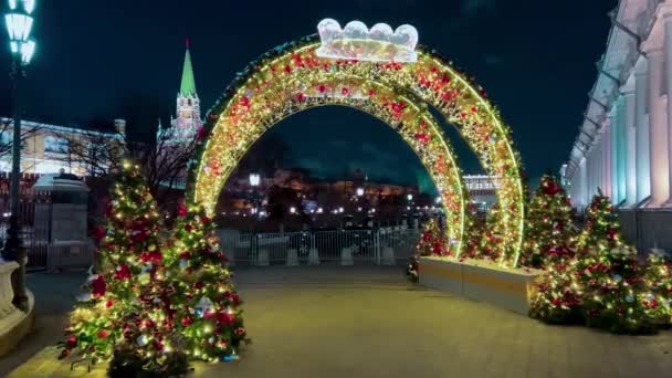 Straat versierd met Nieuwjaar en Kerstmis. Overwinteren sneeuw Moskou, Rusland, 19 december 2021 — Stockvideo