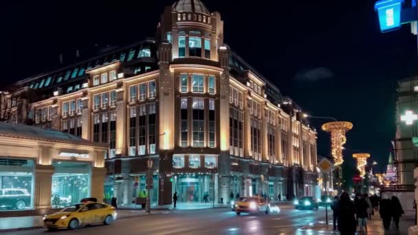 Yeni yıl ve Noel için sokak dekore edildi. Gece karı Moskova, Rusya, 19 Aralık 2021 — Stok video