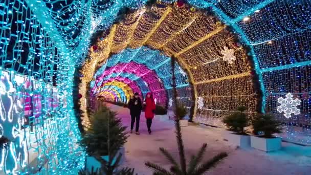 Straat Versierd Met Nieuwjaar Kerstmis Nachtsneeuw Moskou Rusland December 2021 — Stockvideo