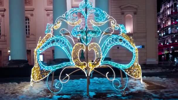 新年とクリスマスのために装飾された通り 夜の冬の雪モスクワ ロシア 2021年12月19日 高品質4K映像 — ストック動画