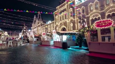 Yeni yıl ve Noel için sokak dekore edildi. 19 Aralık 2021 'de Moskova, Rusya' da gece karı yağdı. Yüksek kalite 4k görüntü