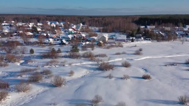 雪上の冬の森の田舎のドローンからの空中ビュー 冬のロシア 高品質4K映像 — ストック動画