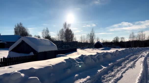 Χιονισμένο Δάσος Χειμώνα Ύπαιθρο Ξύλινο Κούτσουρο Σπίτια Ρωσική Χωριό Καλύπτονται — Αρχείο Βίντεο