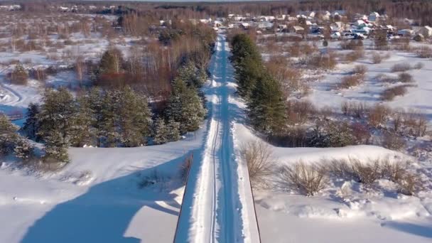 从无人驾驶飞机上俯瞰雪地的冬季森林乡村 冬季俄罗斯 高质量的4K镜头 — 图库视频影像