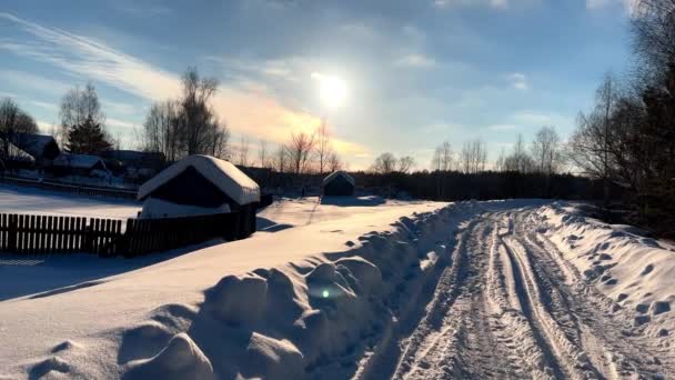 多雪的冬季森林乡村 木料屋俄罗斯村庄覆盖着积雪 冬季俄罗斯 高质量的4K镜头 — 图库视频影像