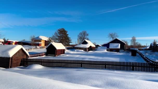 Snowy Winterbos Platteland Houten Boomstammen Huizen Russische Dorp Bedekt Sneeuw — Stockvideo