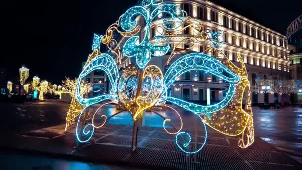 新年とクリスマスのために装飾された通り。夜の冬の雪モスクワ,ロシア, 2021年12月19日 — ストック動画
