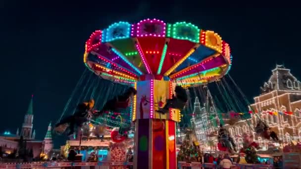 New Years carousel at Christmas Fair on Red Square Night snow Moscow, Russia, December 19, 2021 Rekaman 4k berkualitas tinggi — Stok Video