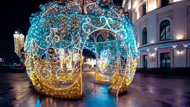 Yeni yıl ve Noel için sokak dekore edildi. Gece karı Moskova, Rusya, 19 Aralık 2021 — Stok video